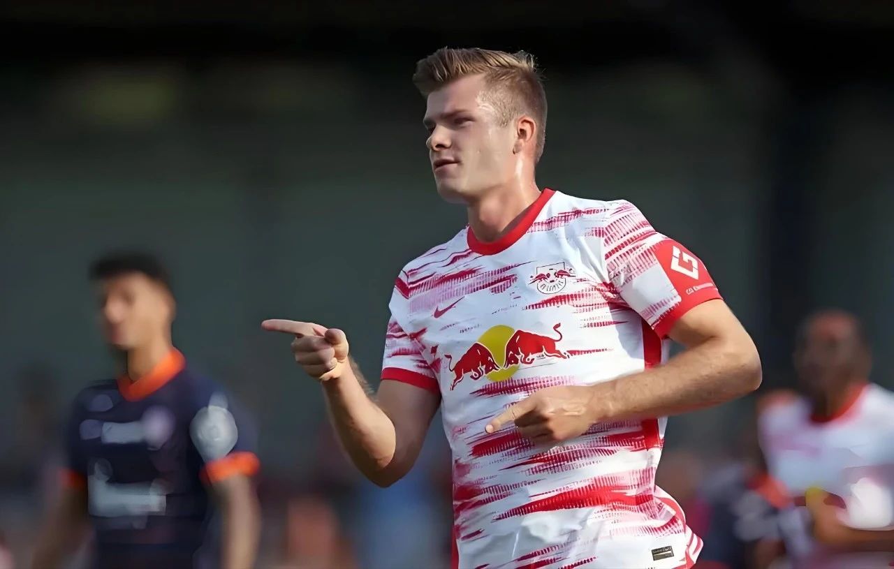 关于莱比锡红牛队在客场比赛中表现出色，逆转获胜的信息