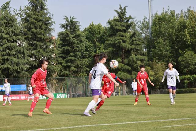 足球女队比拼实力赛场精彩纷呈