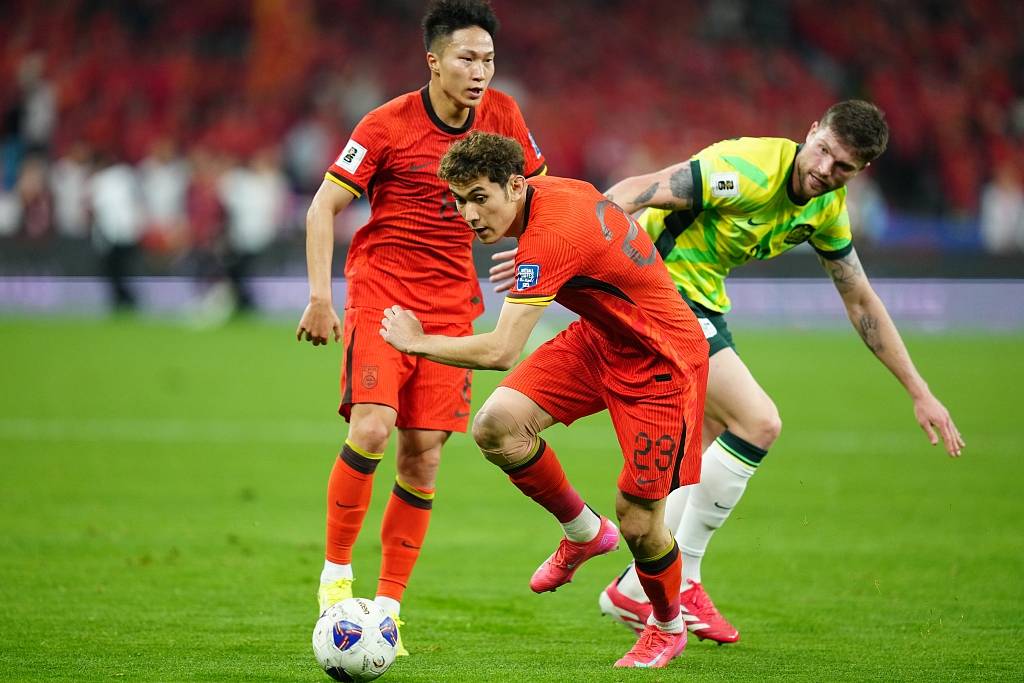 激烈足球比赛即将打响，球员们全力以赴备战