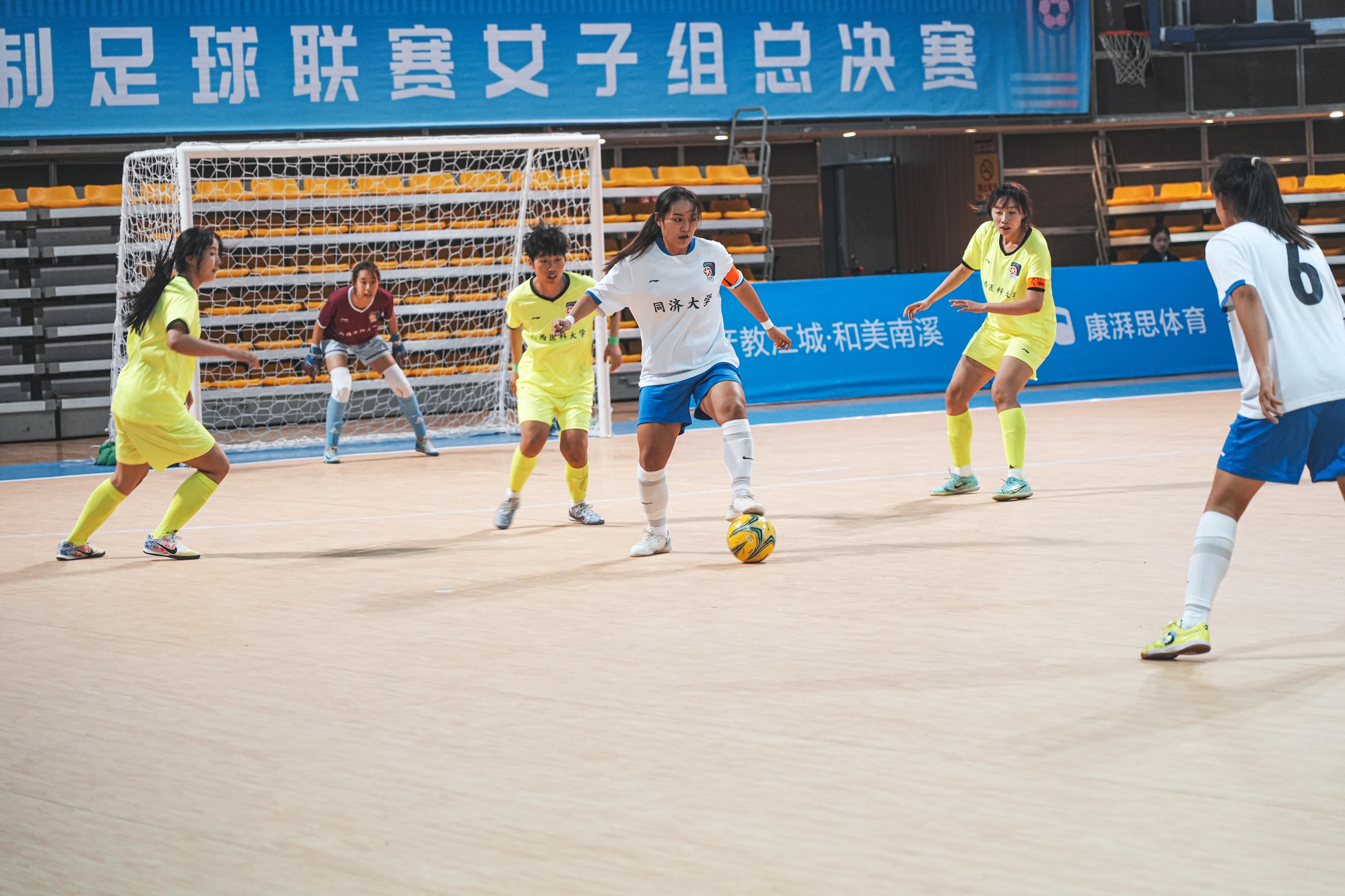 冲击金牌的中国女足队员全力以赴，精神可嘉的简单介绍