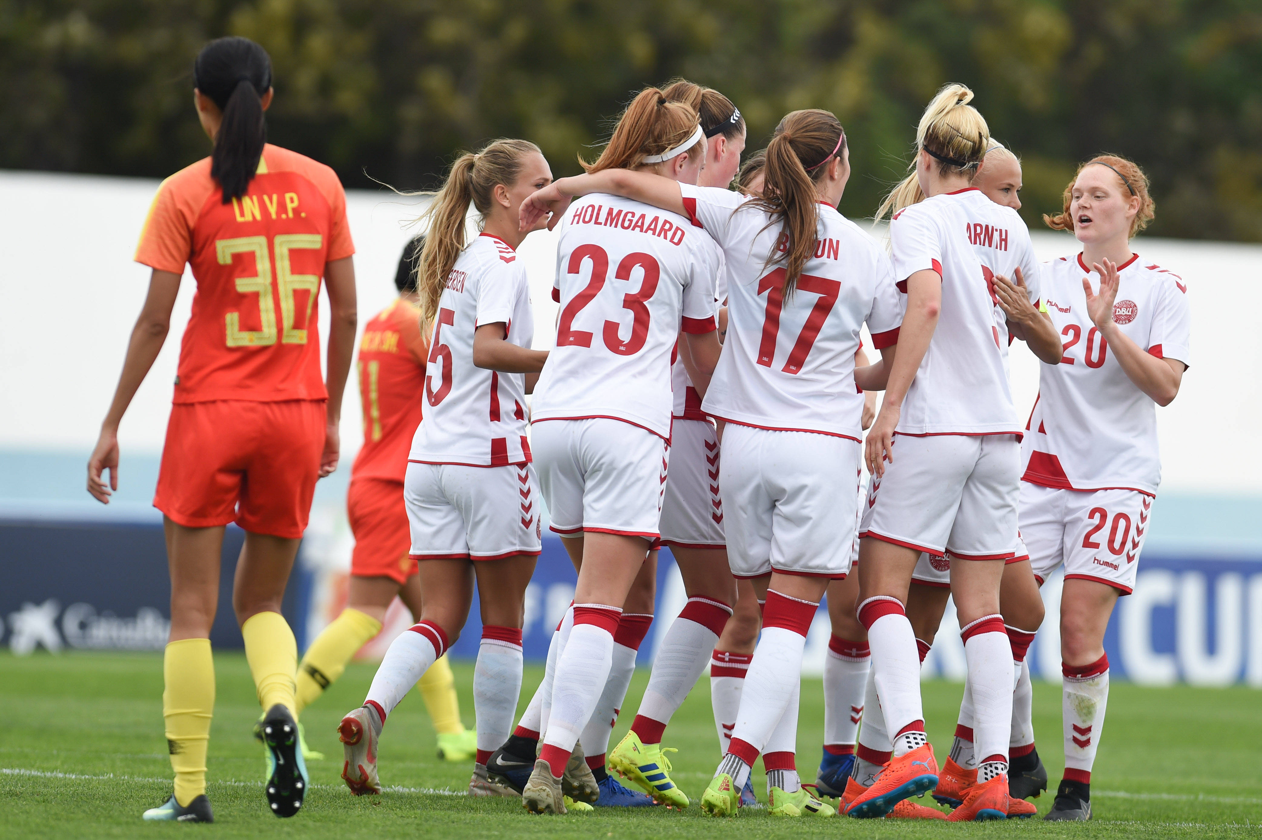 英格兰女足在比赛中夺冠，成为冠军