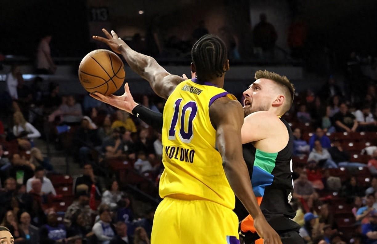 湖人复出首战，爆发新星状态火爆，魔术成为焦点！