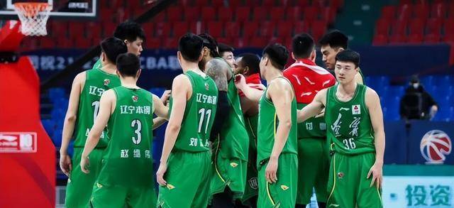  蒂姆与40激战SKT分钟，比赛局势复杂胜负难料！，Uzi焦点对战引发球迷热议